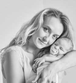 Mutter mit neugeborenem Baby Shooting in Basel beim Kunden
